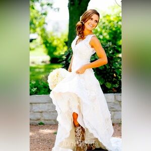 Brand new cream colored wedding dress!!!